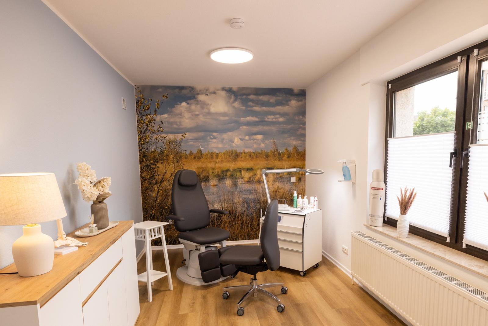 Moderner Behandlungsraum mit Naturmotiv